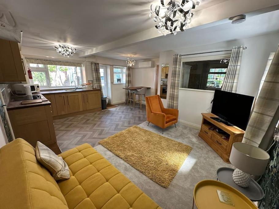 Thee Olde Cow Shed Cottingham, Central Location, 500 Meters From Cottingham Train Station, Close To Hull & Beverly, Free Parking & Wi-Fi , Entire Detached Property Exterior photo